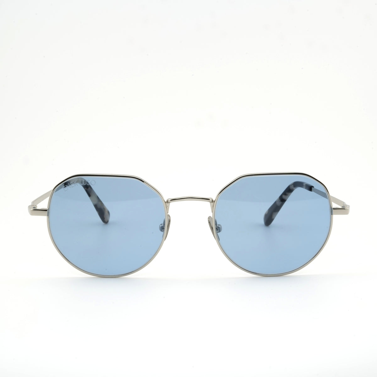 Plunge into any adventure with round-shaped rims and cool lens gives a ...